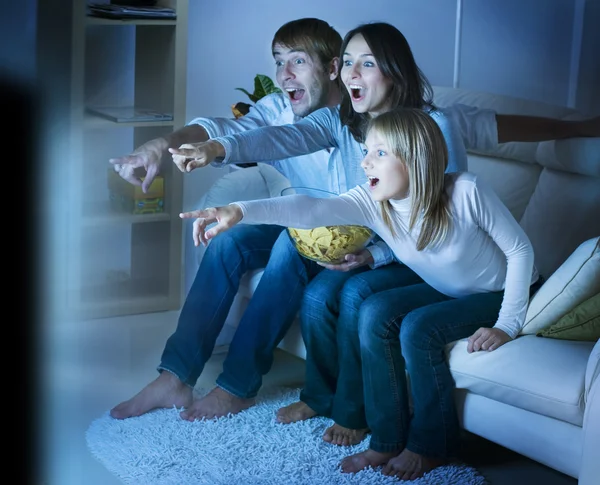 Família assistindo TV com programação diversificada da GMA IPTV